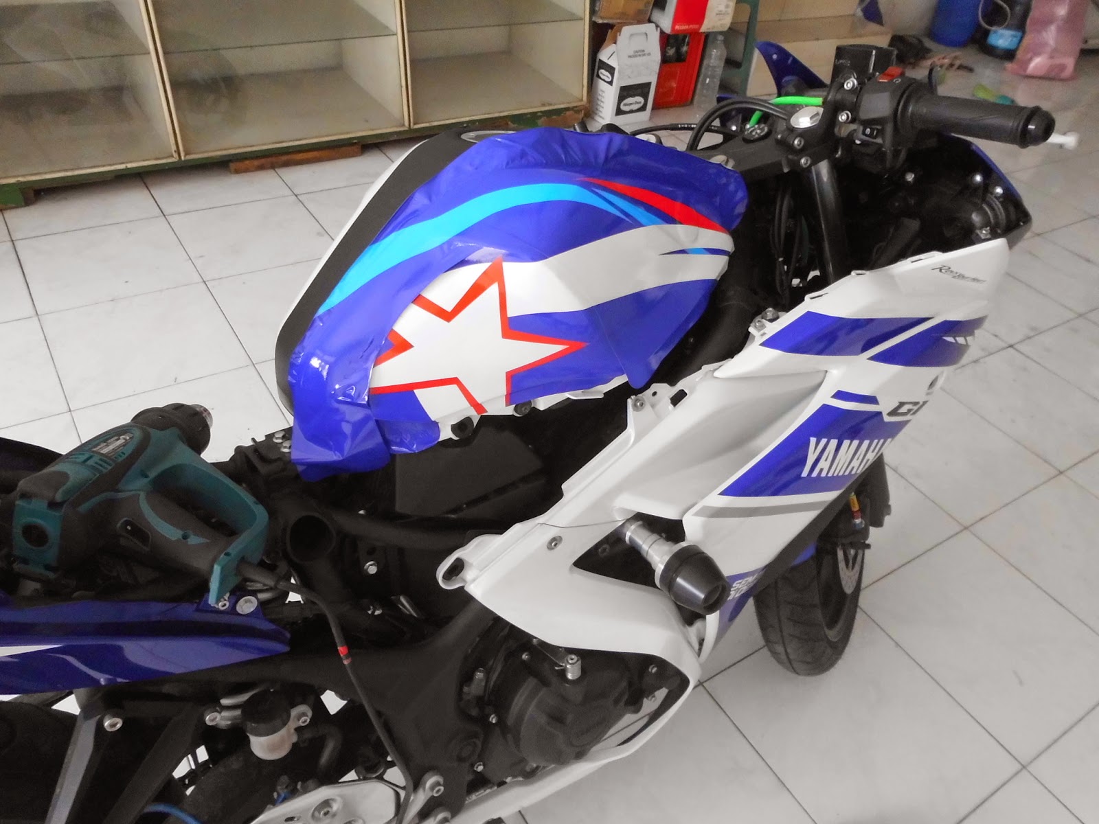 LeMuel Modifikasi Striping Yamaha R25 Dengan Thema Blue FIAT